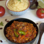 Chakalaka ja mielie pap (Lõuna-Aafrika tomati-oapada ja polentapuder)